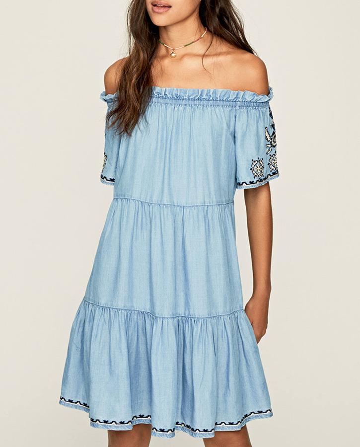 Vestido midi con escote off shoulders con goma elástica de Pepe Jeans, 75 euros.