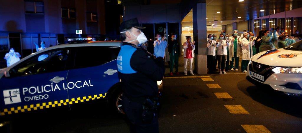 A las 20 horas, como sucede a diario, los profesionales de la sanidad recibieron el reconocimiento de los ciudadanos, así como de la Policía y ambulancias.