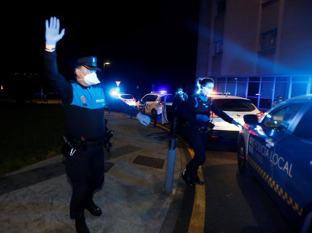 A las 20 horas, como sucede a diario, los profesionales de la sanidad recibieron el reconocimiento de los ciudadanos, así como de la Policía y ambulancias.