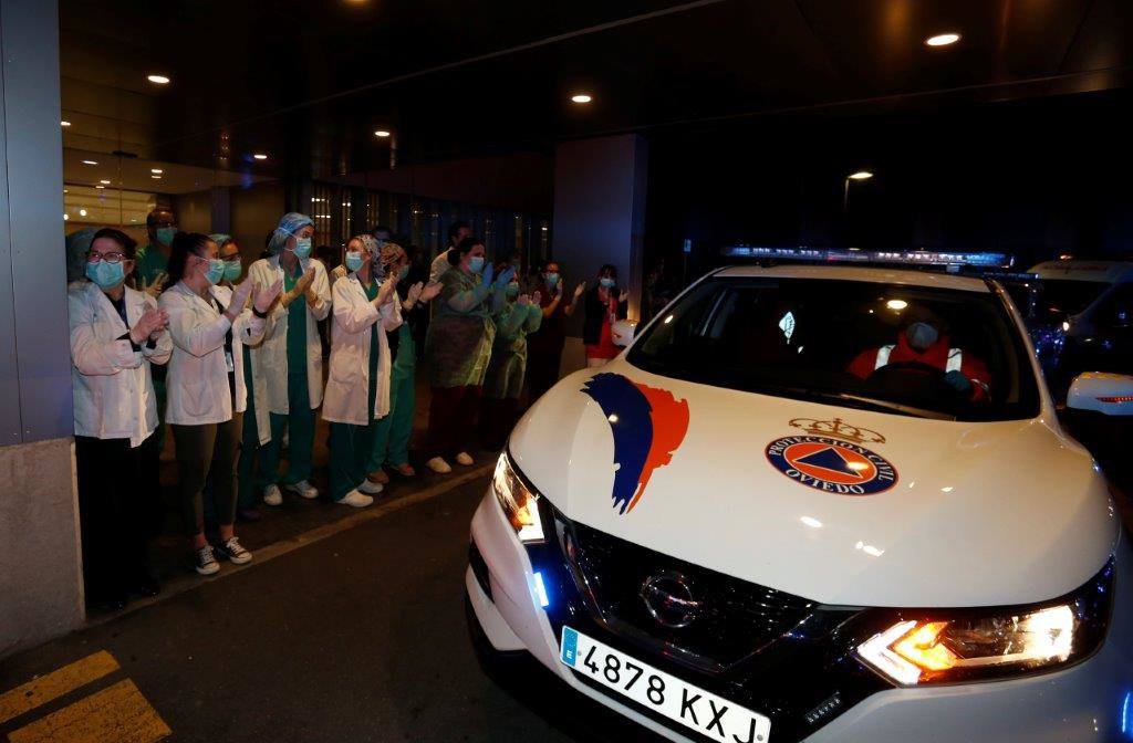 A las 20 horas, como sucede a diario, los profesionales de la sanidad recibieron el reconocimiento de los ciudadanos, así como de la Policía y ambulancias.