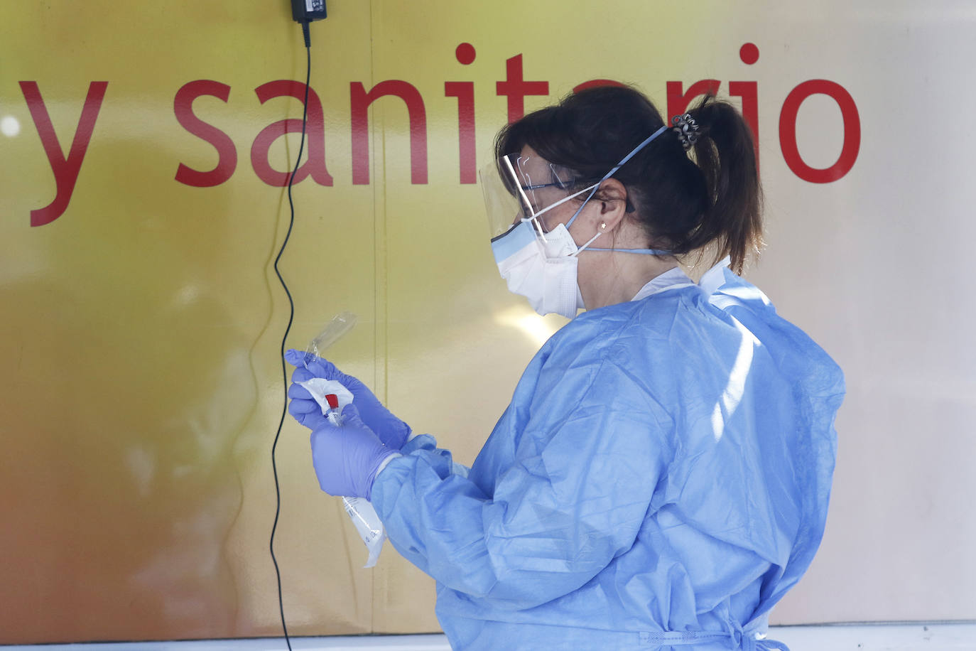 Los sospechosos de haber contraído el Covid-19 llegan en coche hasta el exterior del complejo hospitalario, donde personal del laboratorio les toma una muestra sin necesidad de que se bajen del vehículo.