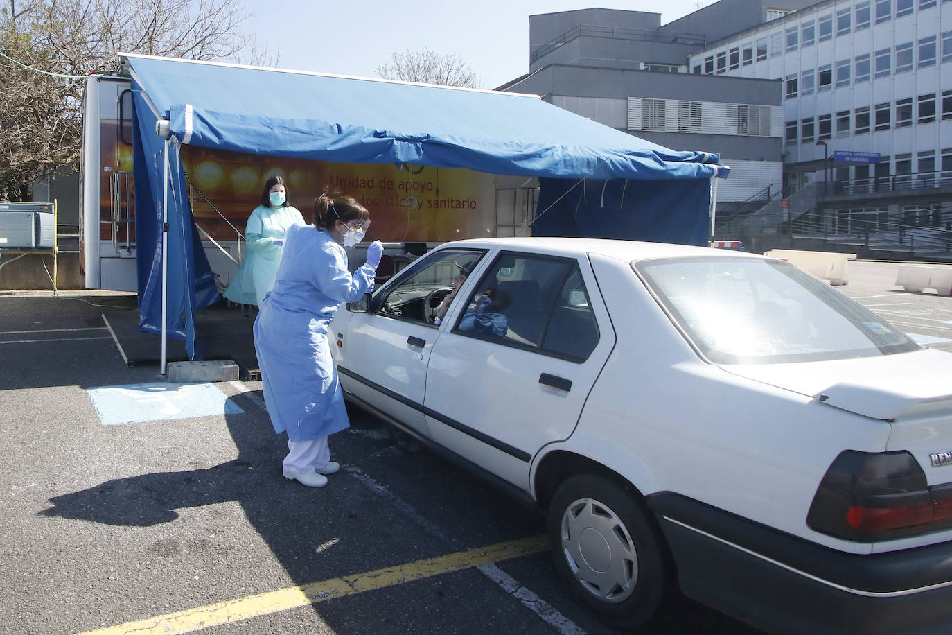 Los sospechosos de haber contraído el Covid-19 llegan en coche hasta el exterior del complejo hospitalario, donde personal del laboratorio les toma una muestra sin necesidad de que se bajen del vehículo.