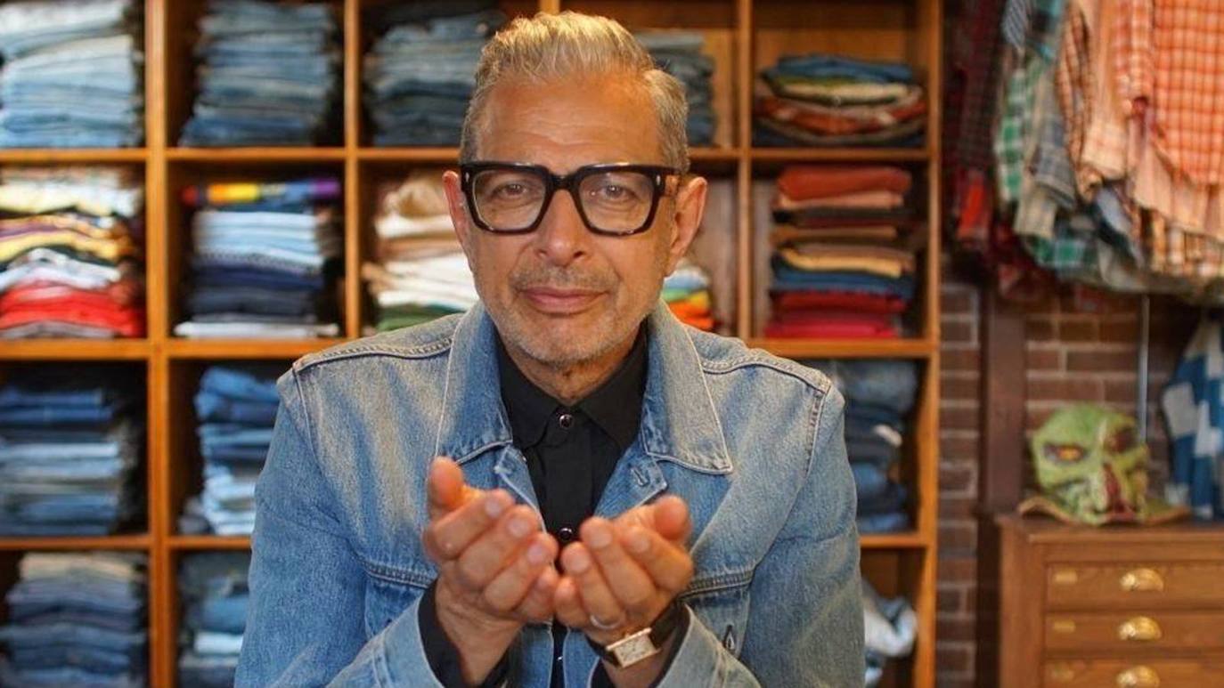 'El mundo según Jeff Goldblum'. Esta serie documental muestra sus diferentes intereses y cómo Goldblum se convierte en un estudiante del mundo. En cada episodio, mostrará sus experiencias viajando por todo el mundo donde aprenderá sobre tatuajes, comida, joyas y muchas cosas más.