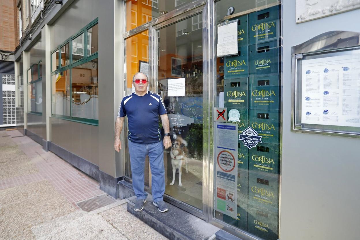 Juan Manuel Lamelas, ante la puerta de la Sidrería Asturias. 