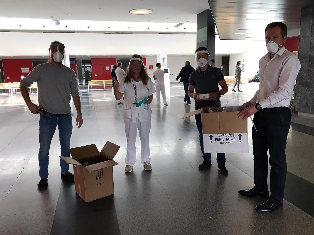La jefa de la UCI del HUCA, Dolores Escudero, con las pantallas protectoras fabricadas en impresión 3D que les entregaron ayer. 