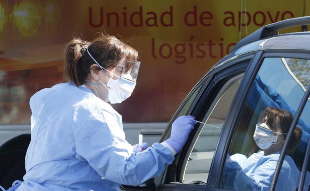 Realizando test del coronavirus desde el coche esta mañana en Asturias.