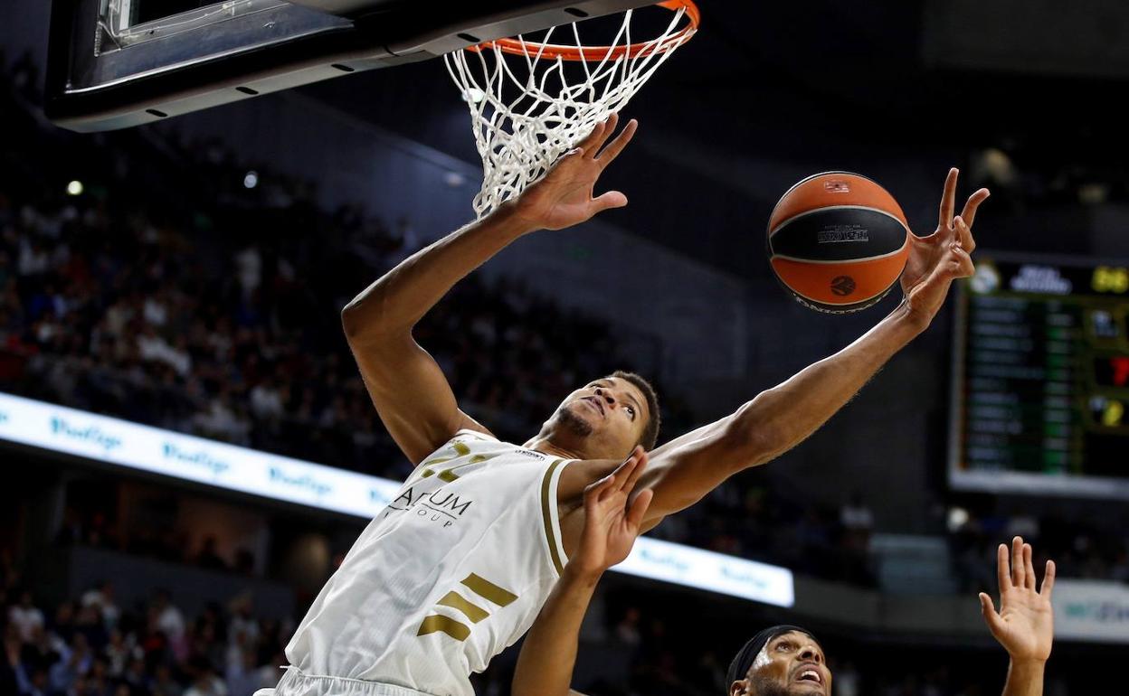 Walter Tavares captura un rebote en un Real Madrid-Barcelona de la Euroliga. 