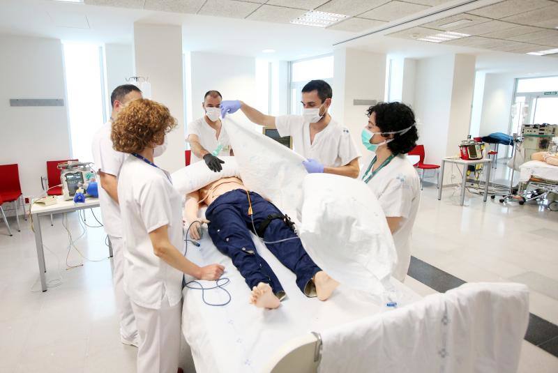 El Hospital Central de Asturias (HUCA) ha puesto en marcha este jueves un curso de formación dirigido a personal sanitario sobre el método de asistencia respiratoria mecánica en posición prona (boca abajo) del que se beneficiarán unos 150 profesionales vinculados al tratamiento de pacientes afectados por el COVID-19.