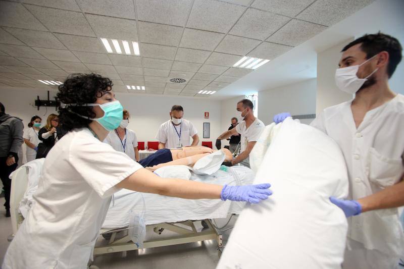 El Hospital Central de Asturias (HUCA) ha puesto en marcha este jueves un curso de formación dirigido a personal sanitario sobre el método de asistencia respiratoria mecánica en posición prona (boca abajo) del que se beneficiarán unos 150 profesionales vinculados al tratamiento de pacientes afectados por el COVID-19.