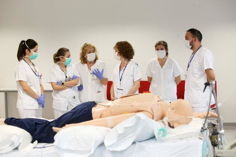 El Hospital Central de Asturias (HUCA) ha puesto en marcha este jueves un curso de formación dirigido a personal sanitario sobre el método de asistencia respiratoria mecánica en posición prona (boca abajo) del que se beneficiarán unos 150 profesionales vinculados al tratamiento de pacientes afectados por el COVID-19.