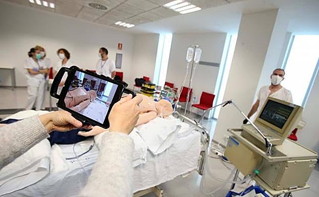 Imagen. El HUCA forma a 150 profesionales en métodos de intubación boca abajo. 