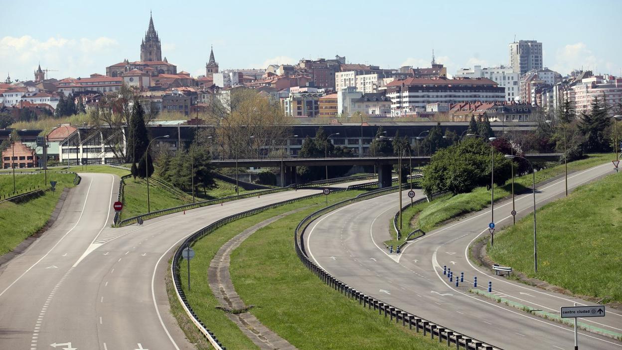 La entrada a Oviedo por Santullano, ayer, prácticamente sin coches. 