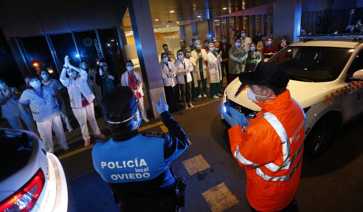 Policías, Bomberos y Protección Civil en el Centro Médico. 