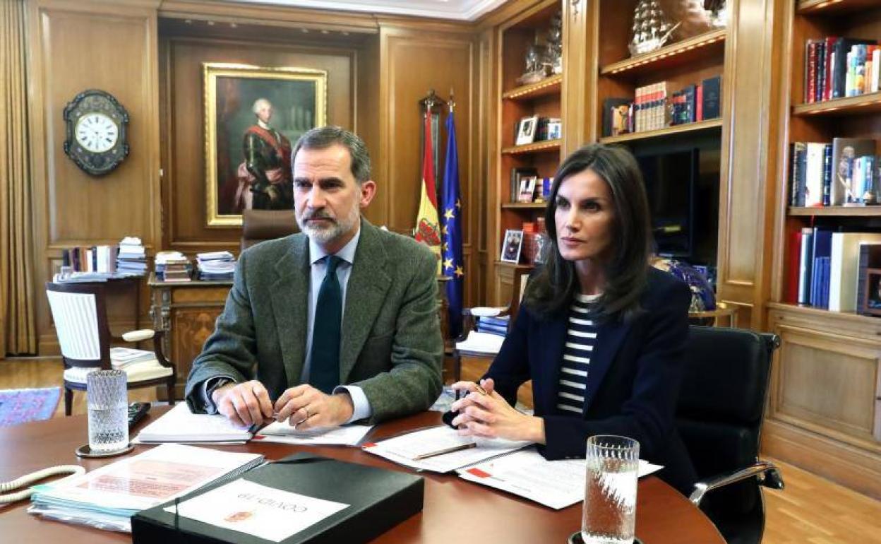 El look básico de Letizia en su primera aparición tras el confinamiento