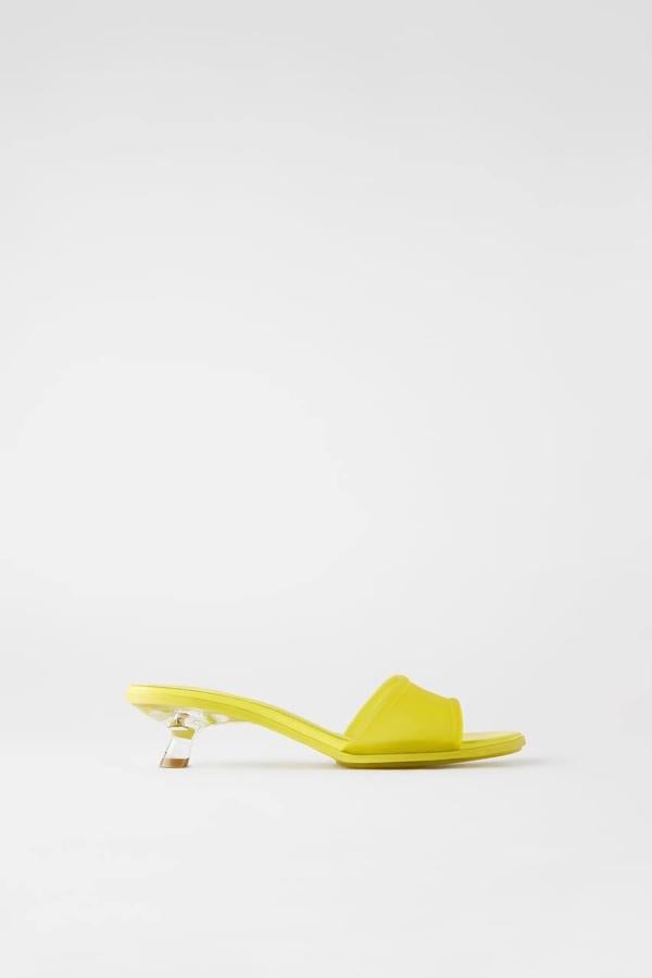 Sandalia de tacón kitten con corte cuadrado y diseño engomado en amarillo de Zara, 29,95 euros.