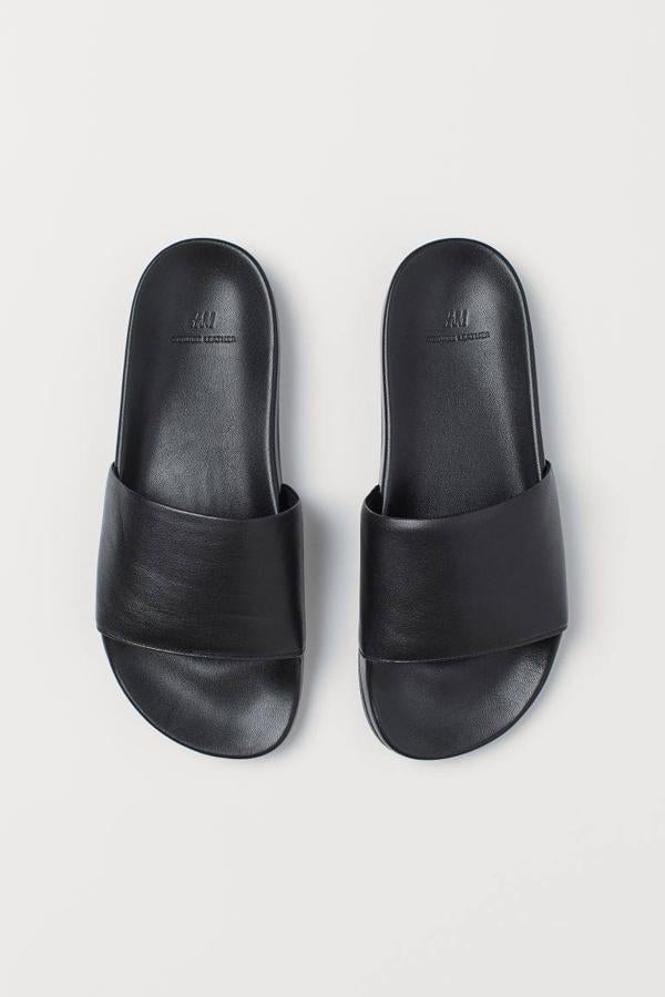 Sandalas de chico abiertas con diseño de piel en color negro de H&M, 39,99 euros.