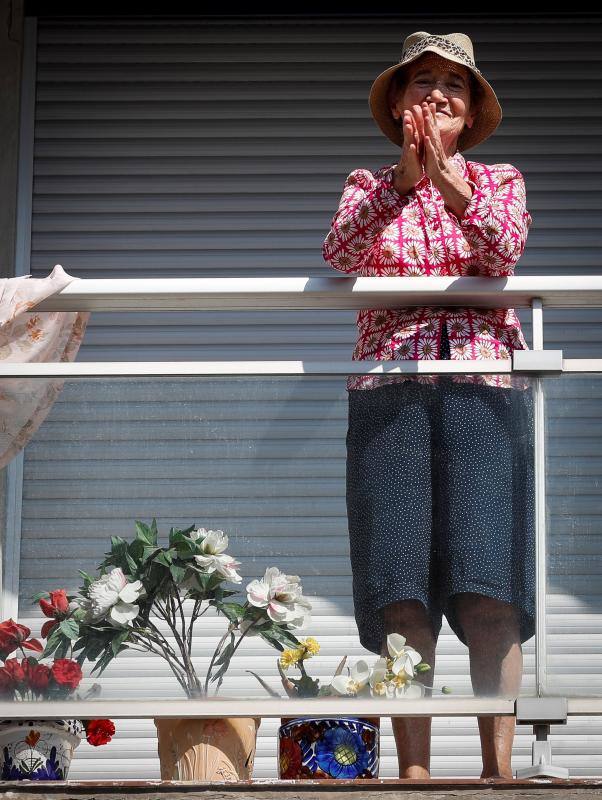 El confinamiento por el coronavirus obliga a reinventar técnicas de socialización. Tanto los asturianos como el resto de españoles no dudan en asomarse al balcón para ver algún rayo de sol, leer o, incluso, tomar el vermú con los vecinos. 