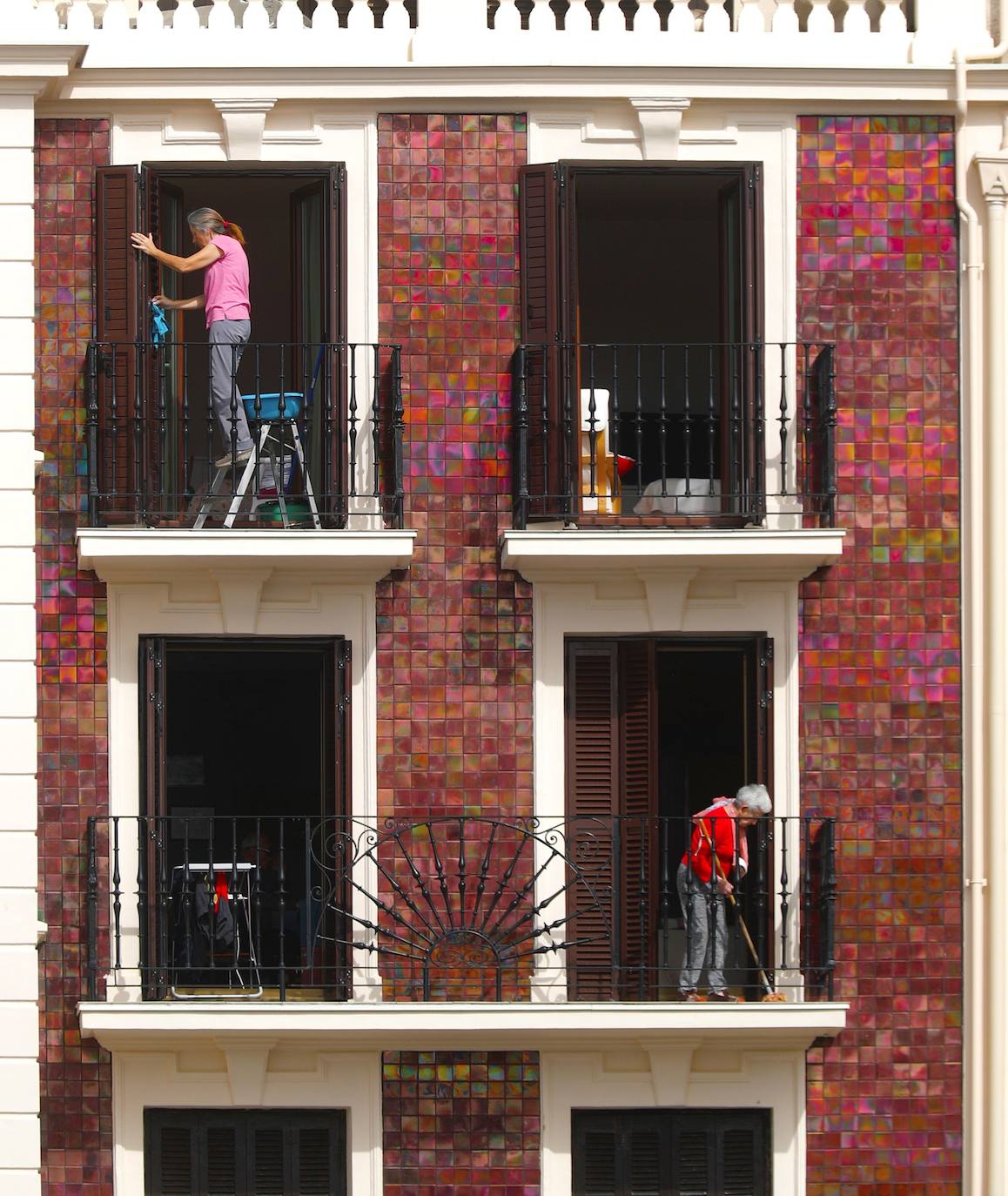 El confinamiento por el coronavirus obliga a reinventar técnicas de socialización. Tanto los asturianos como el resto de españoles no dudan en asomarse al balcón para ver algún rayo de sol, leer o, incluso, tomar el vermú con los vecinos. 