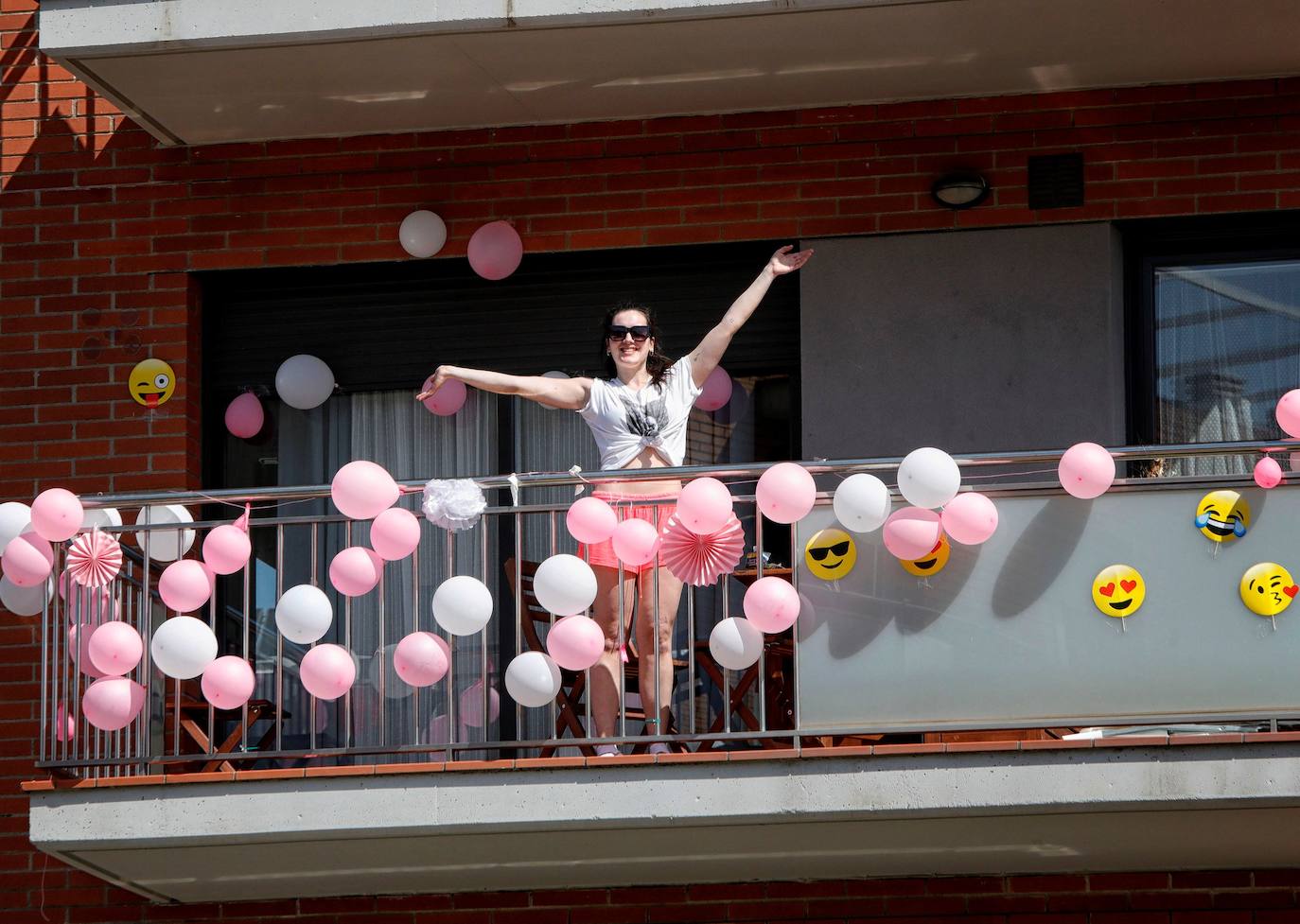 El confinamiento por el coronavirus obliga a reinventar técnicas de socialización. Tanto los asturianos como el resto de españoles no dudan en asomarse al balcón para ver algún rayo de sol, leer o, incluso, tomar el vermú con los vecinos. 