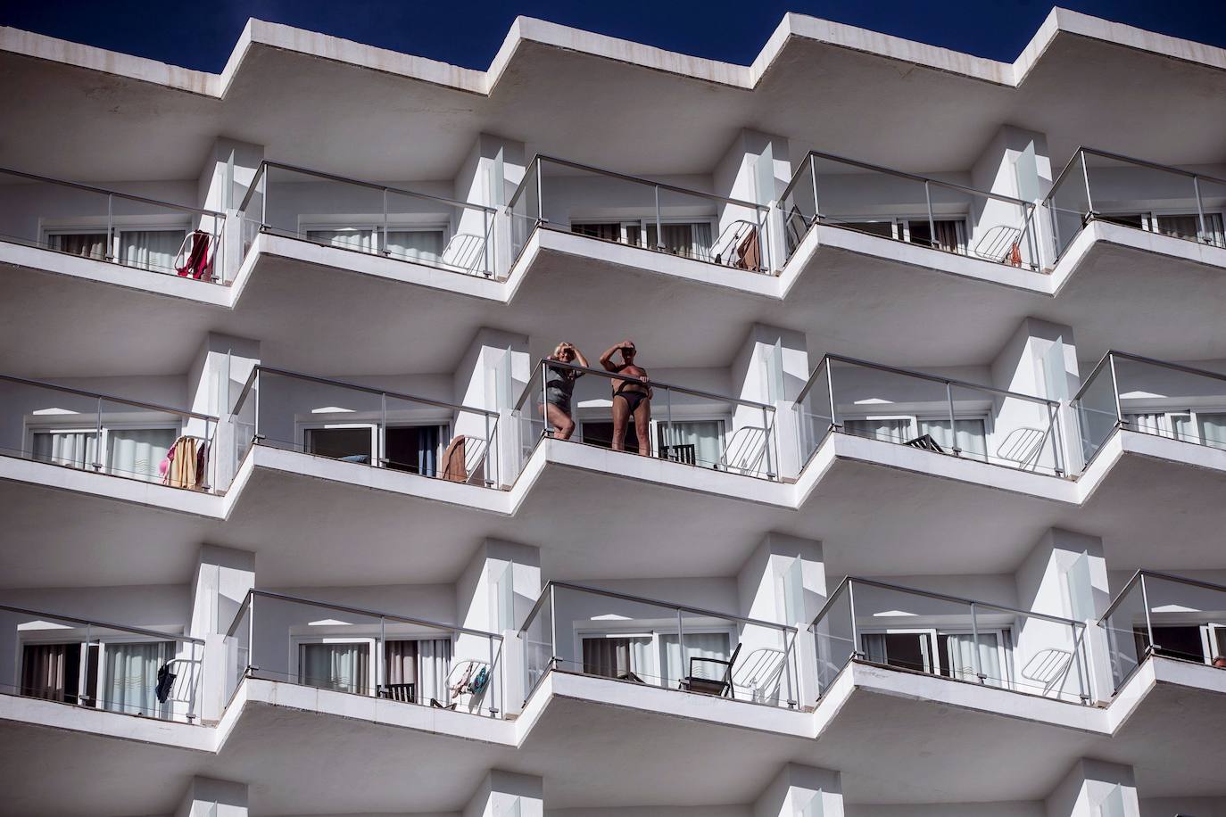 El confinamiento por el coronavirus obliga a reinventar técnicas de socialización. Tanto los asturianos como el resto de españoles no dudan en asomarse al balcón para ver algún rayo de sol, leer o, incluso, tomar el vermú con los vecinos. 