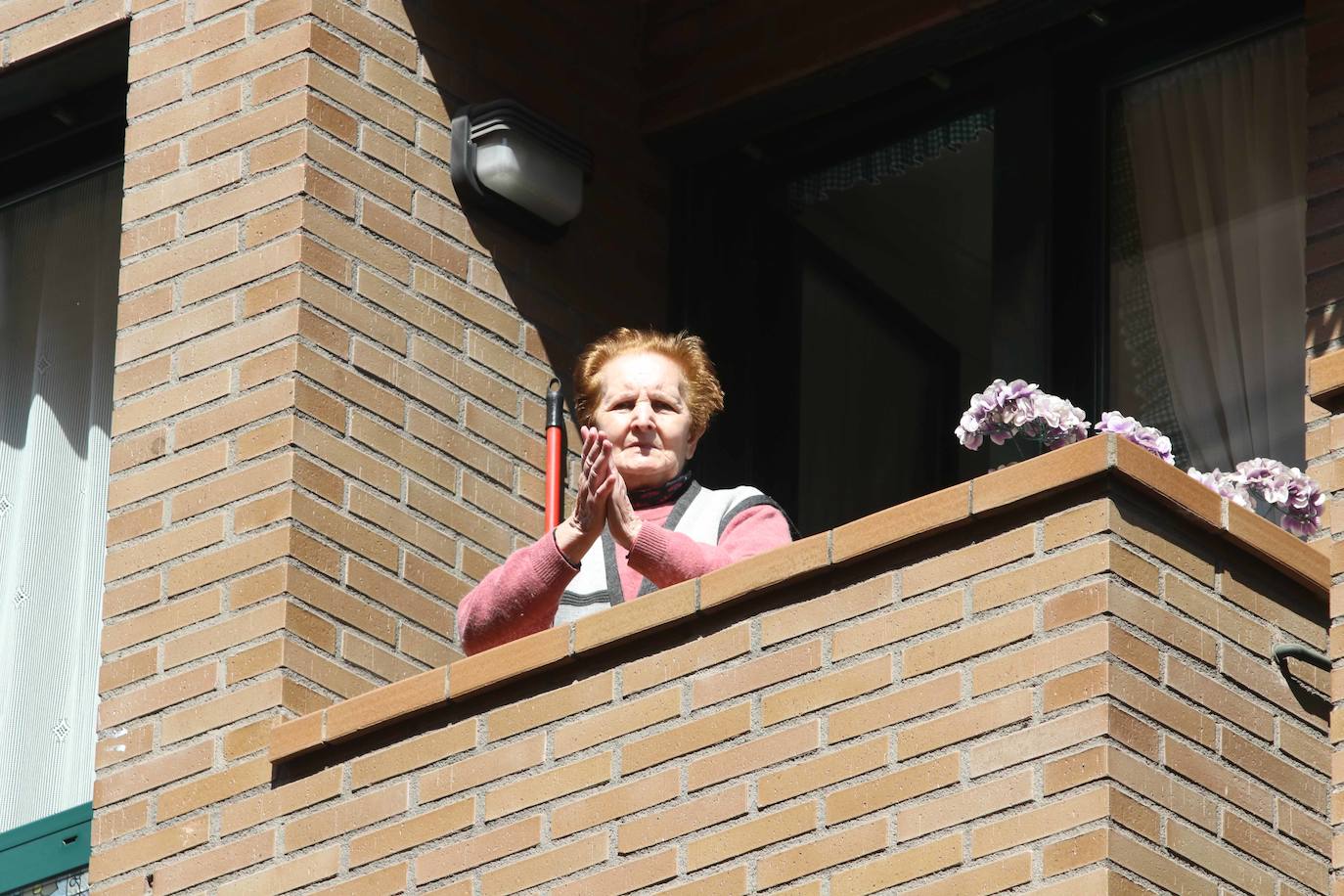 El confinamiento por el coronavirus obliga a reinventar técnicas de socialización. Tanto los asturianos como el resto de españoles no dudan en asomarse al balcón para ver algún rayo de sol, leer o, incluso, tomar el vermú con los vecinos. 