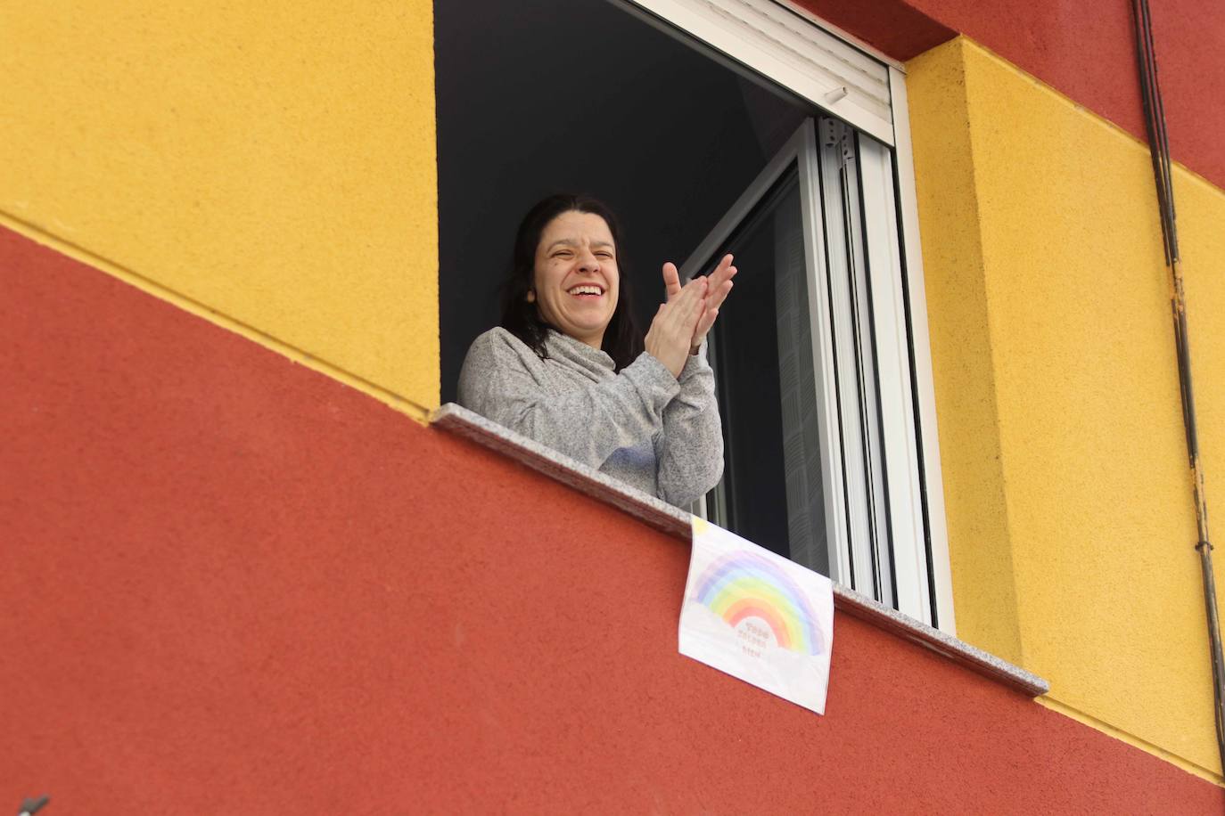 El confinamiento por el coronavirus obliga a reinventar técnicas de socialización. Tanto los asturianos como el resto de españoles no dudan en asomarse al balcón para ver algún rayo de sol, leer o, incluso, tomar el vermú con los vecinos. 