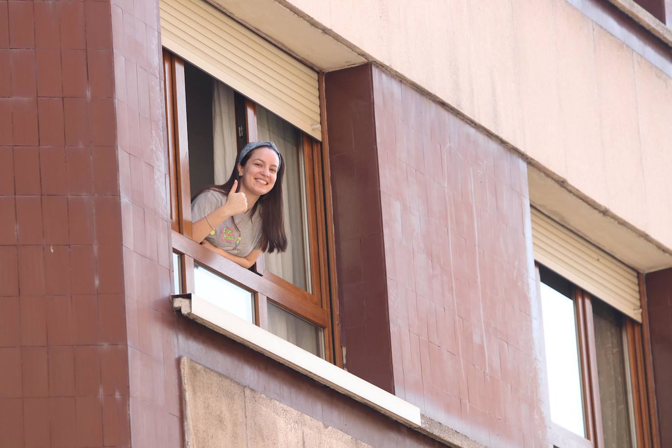 Los ovetenses salieron este mediodía a las ventanas y terrazas para celebrar una peculiar sesión vermú.