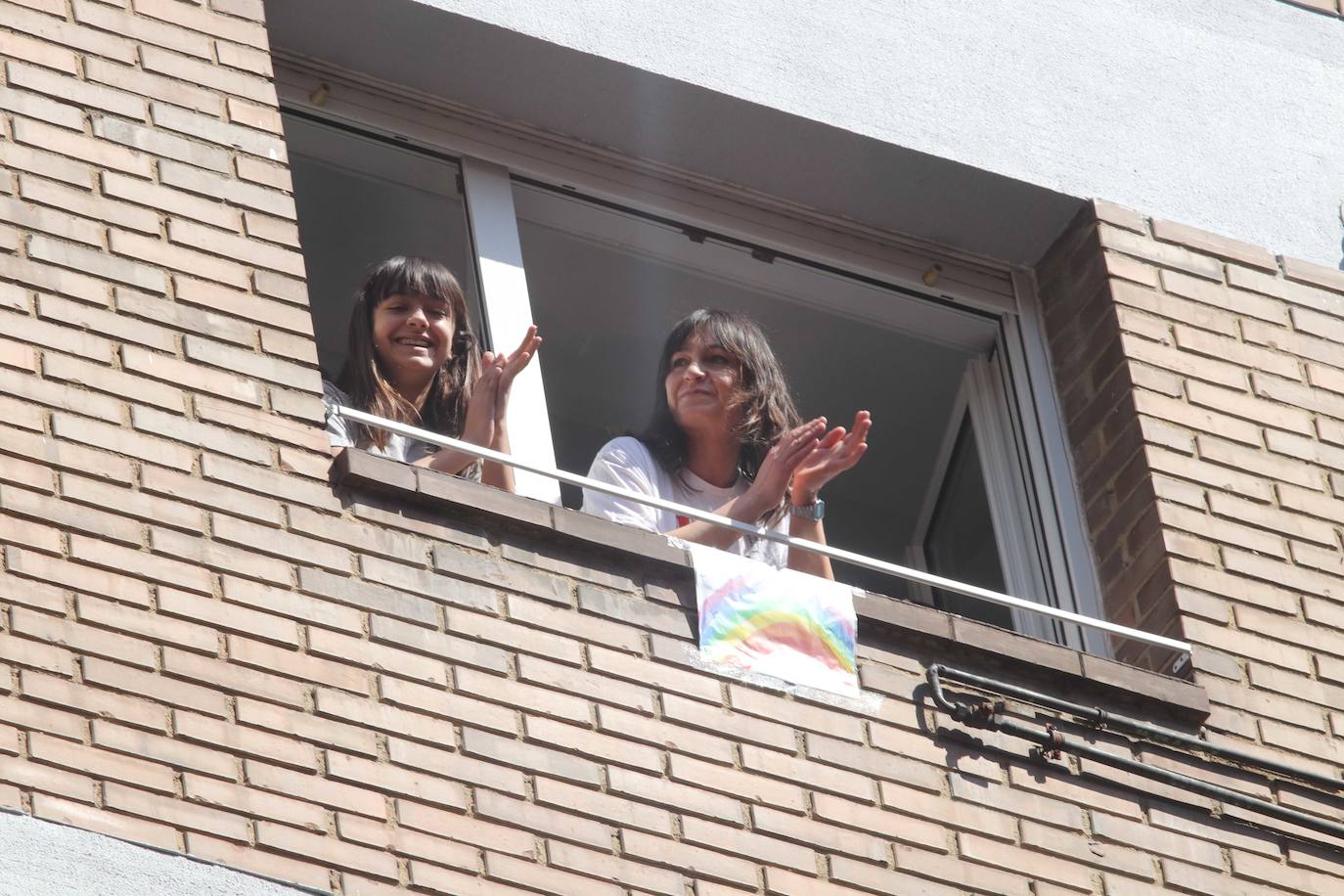 Los ovetenses salieron este mediodía a las ventanas y terrazas para celebrar una peculiar sesión vermú.