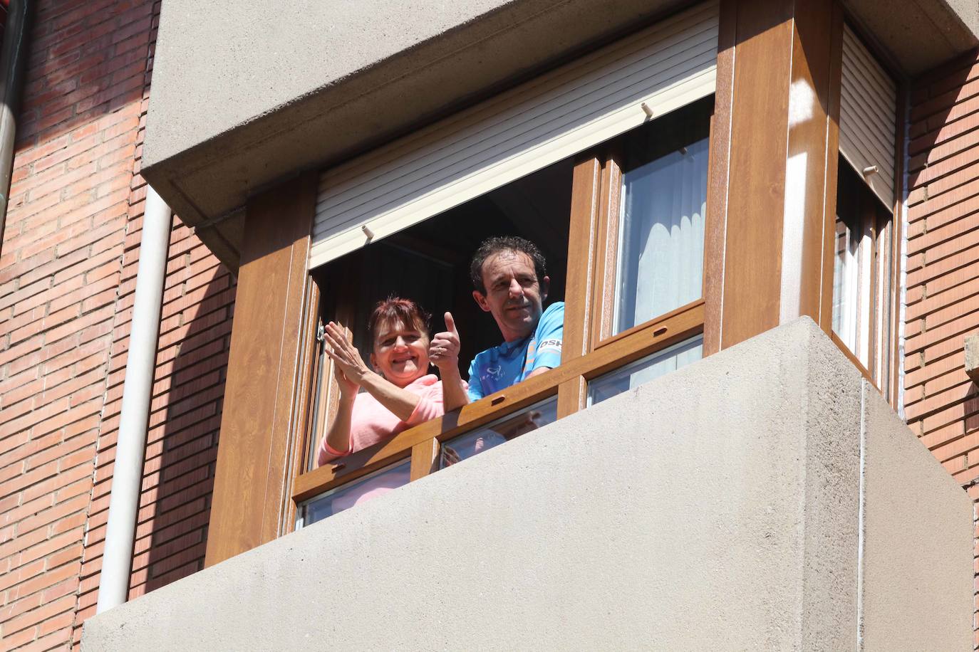 Los ovetenses salieron este mediodía a las ventanas y terrazas para celebrar una peculiar sesión vermú.