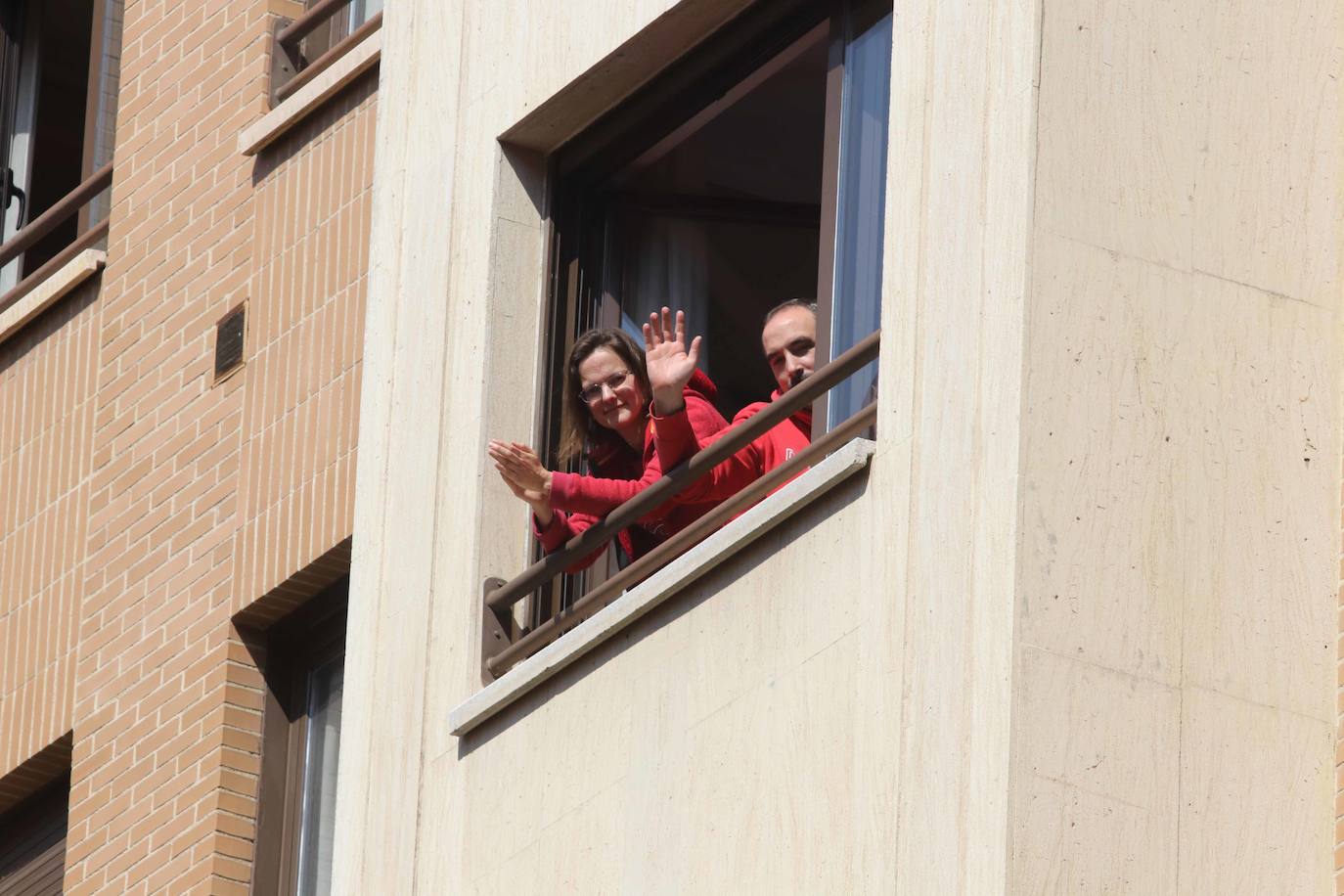 Los ovetenses salieron este mediodía a las ventanas y terrazas para celebrar una peculiar sesión vermú.