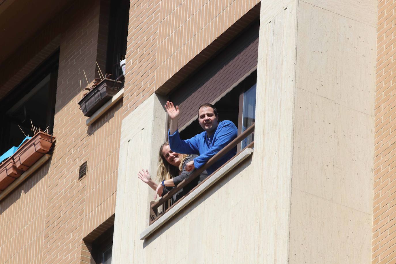 Los ovetenses salieron este mediodía a las ventanas y terrazas para celebrar una peculiar sesión vermú.