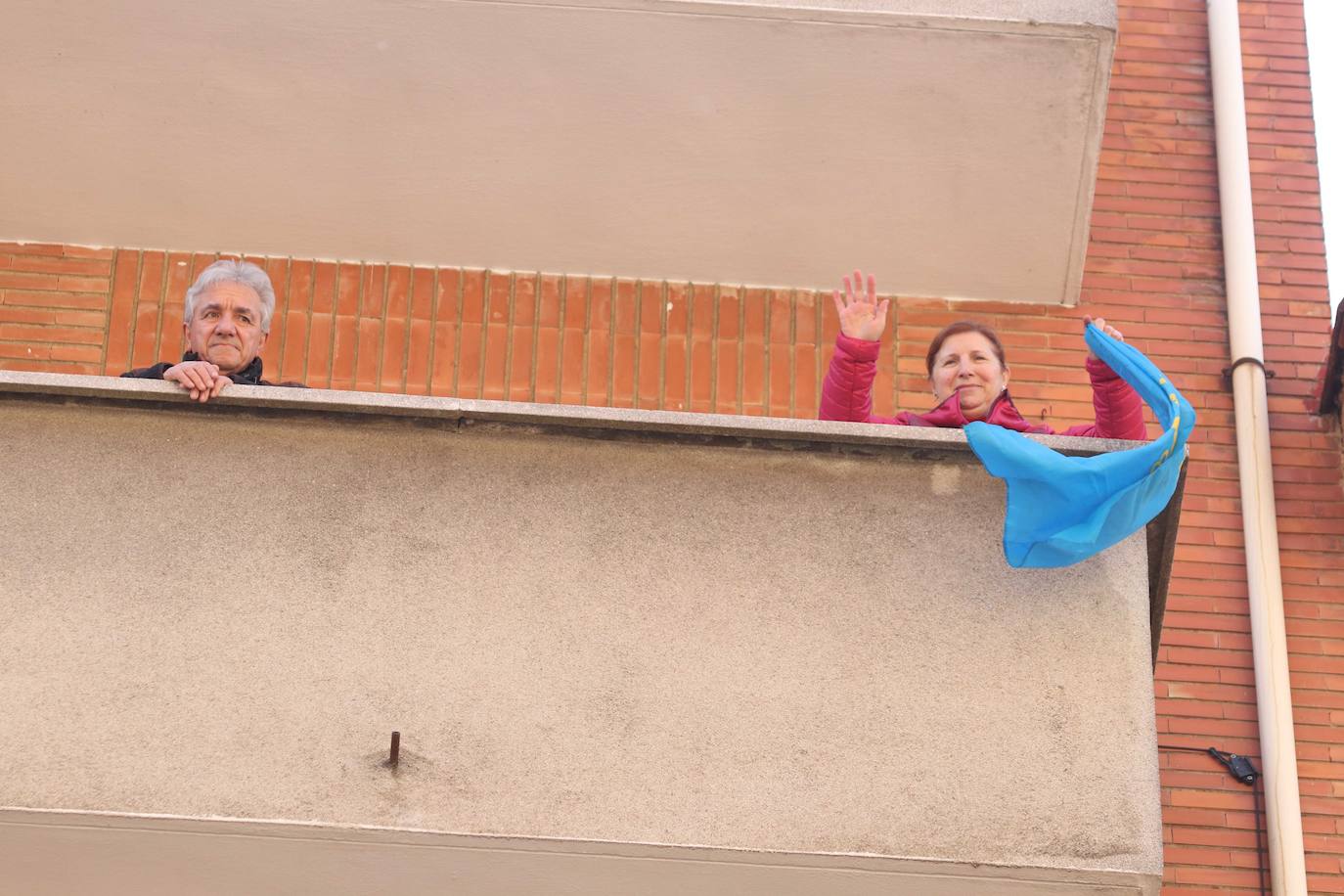 Los ovetenses salieron este mediodía a las ventanas y terrazas para celebrar una peculiar sesión vermú.