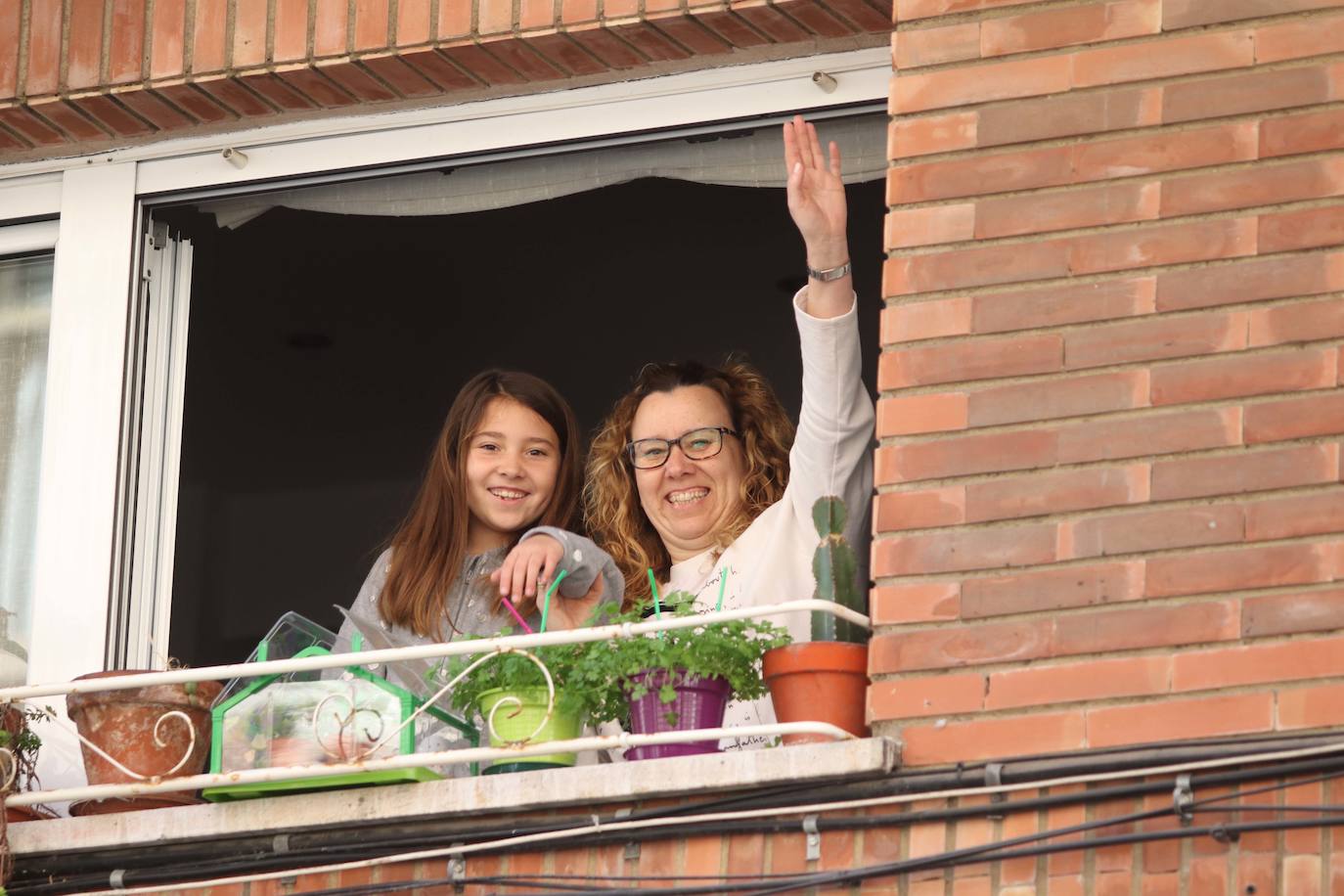 Los ovetenses salieron este mediodía a las ventanas y terrazas para celebrar una peculiar sesión vermú.