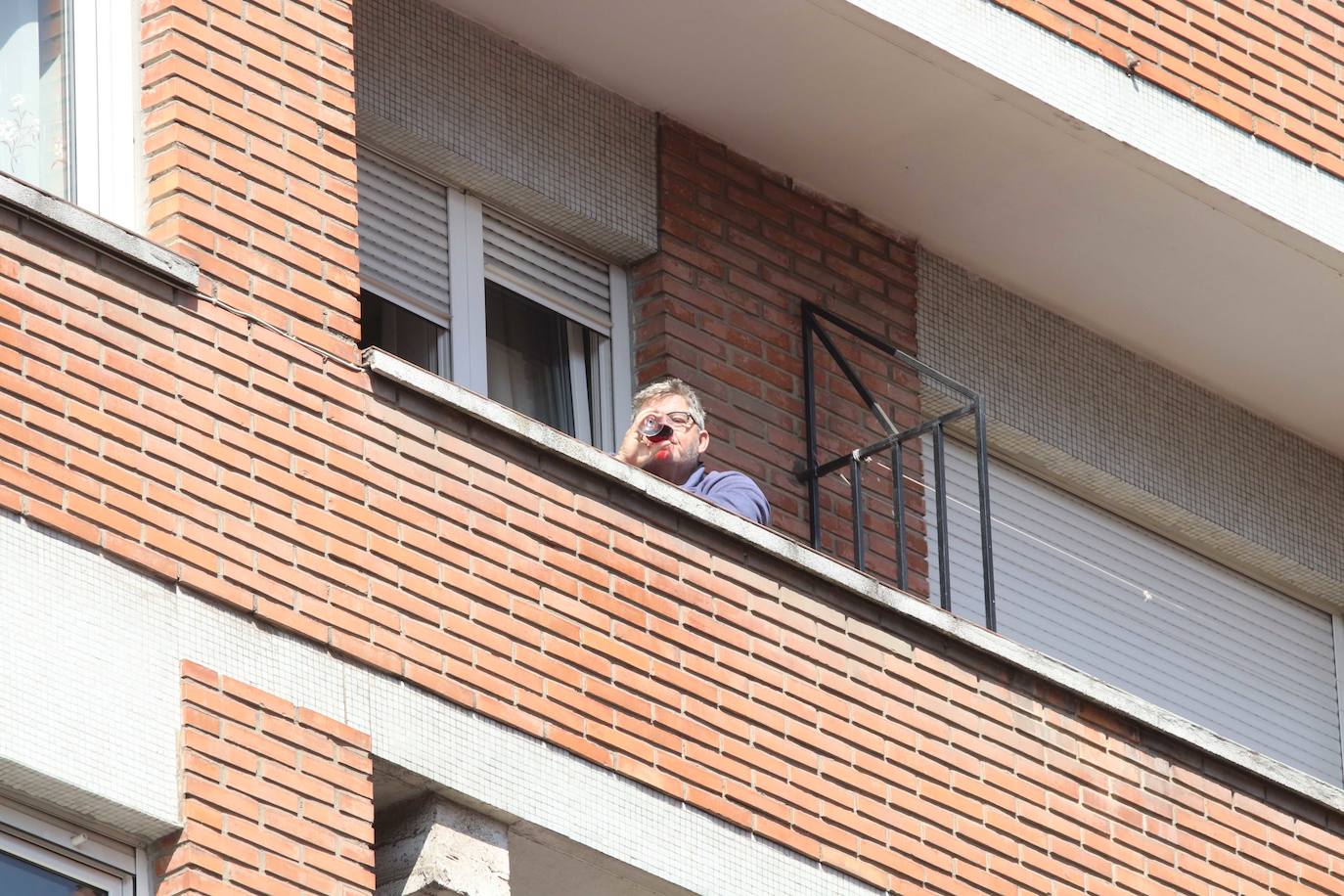 Los ovetenses salieron este mediodía a las ventanas y terrazas para celebrar una peculiar sesión vermú.