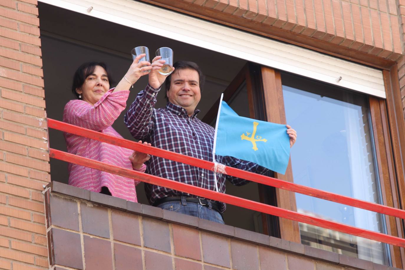 Los ovetenses salieron este mediodía a las ventanas y terrazas para celebrar una peculiar sesión vermú.