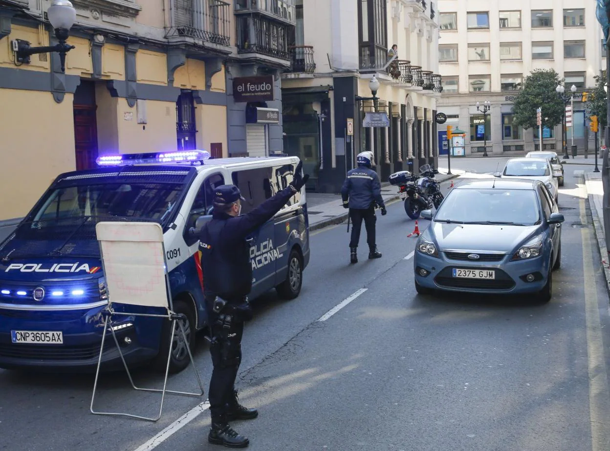Control de Policía Nacional durante la mañana de ayer en la calle Felipe Menéndez, en el centro. 
