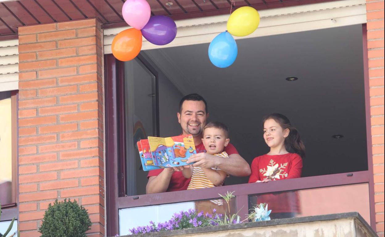 Ciudad Naranco toma el vermú en la ventana