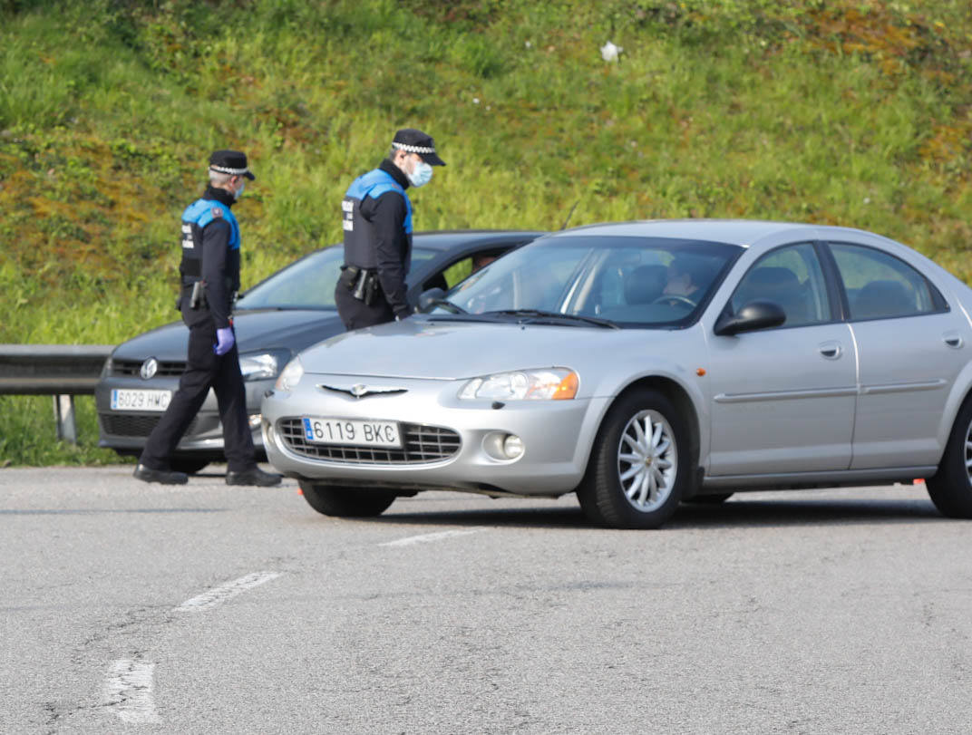 Agentes de la Policía Nacional y Local de Gijón han realizado controles de tráfico este domingo a la entrada y salida de la ciudad para garantizar las medidas de confinamiento decretadas por el Estado de Alarma para contener la pandemia de coronavirus. 