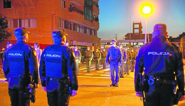 Agentes de la Policía presentan sus respetos ante la Guardia Civil de Logroño la noche del viernes. 
