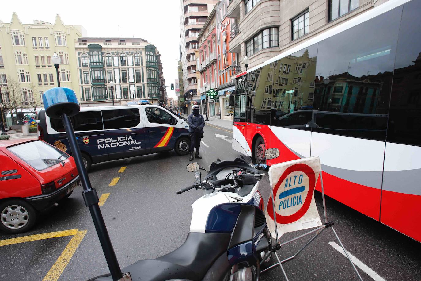 Los agentes de la Policía Nacional han trabajado este lunes para cerciorarse del cumplimiento del Estado de Alarma, después de que el Consejo de Ministros aprobase el pasado domingo el endurecimiento de las medidas de confinamiento. Los controles han llegado incluso a los autobuses urbanos de Gijón. 