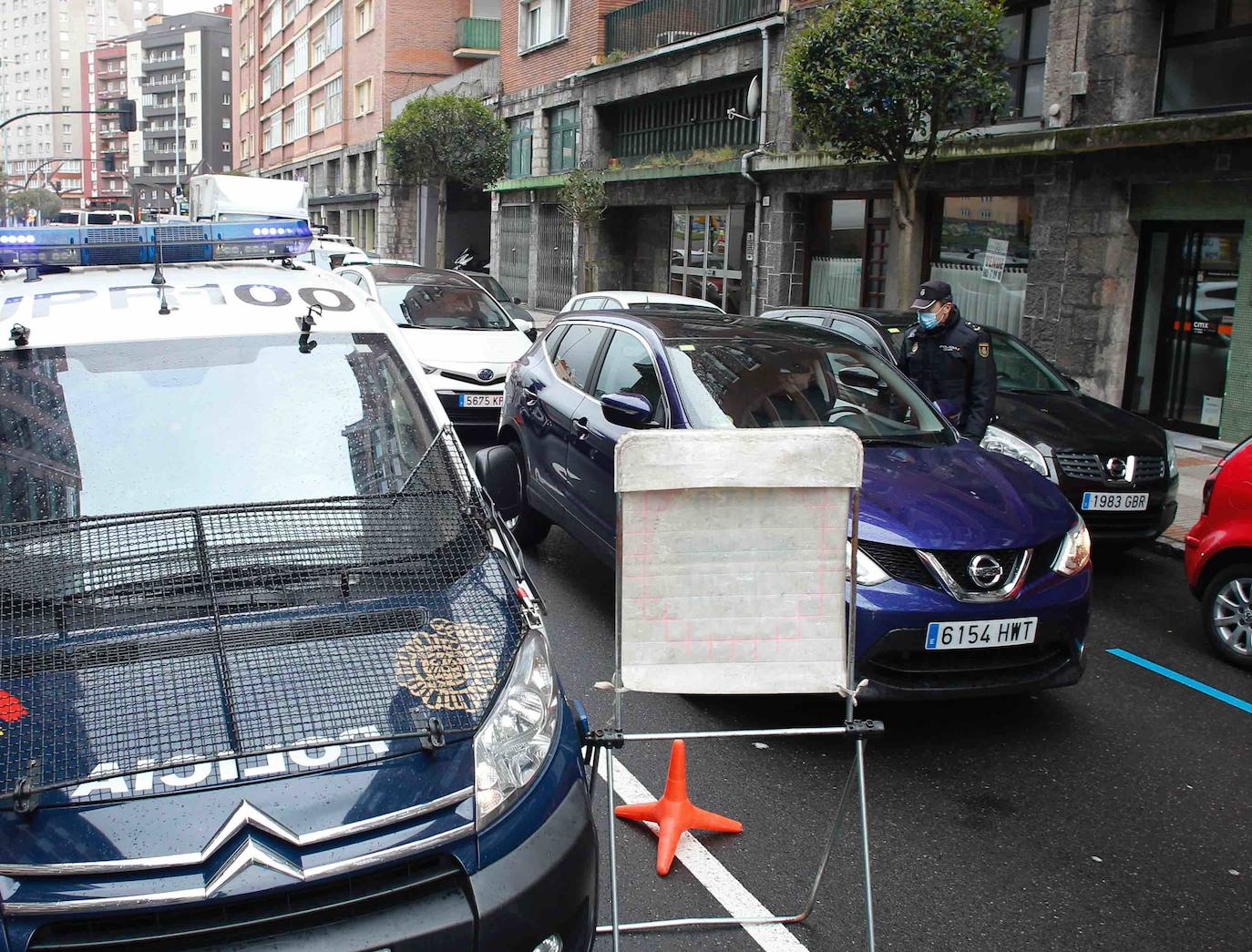 Los agentes de la Policía Nacional han trabajado este lunes para cerciorarse del cumplimiento del Estado de Alarma, después de que el Consejo de Ministros aprobase el pasado domingo el endurecimiento de las medidas de confinamiento. Los controles han llegado incluso a los autobuses urbanos de Gijón. 