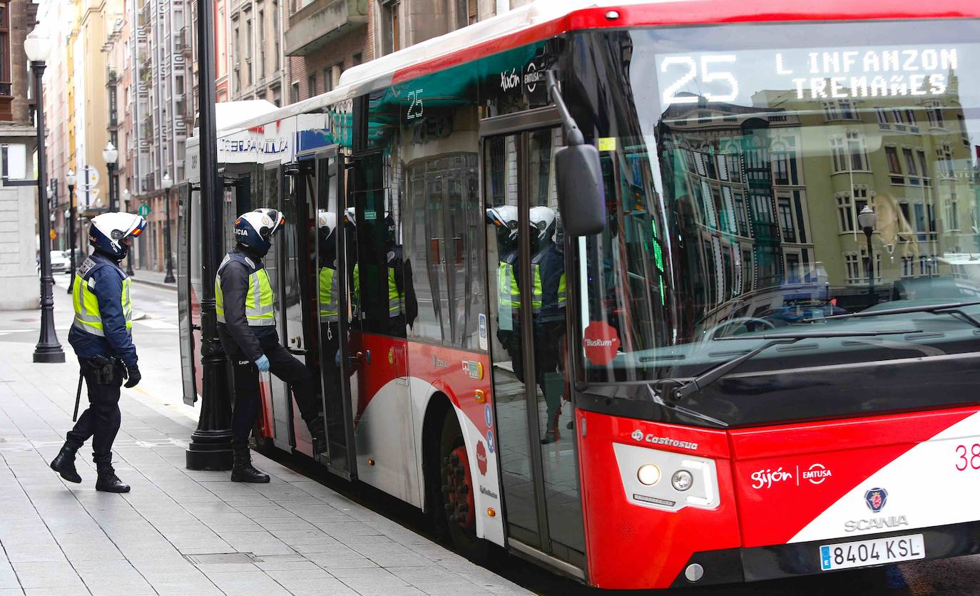 Los agentes de la Policía Nacional han trabajado este lunes para cerciorarse del cumplimiento del Estado de Alarma, después de que el Consejo de Ministros aprobase el pasado domingo el endurecimiento de las medidas de confinamiento. Los controles han llegado incluso a los autobuses urbanos de Gijón. 