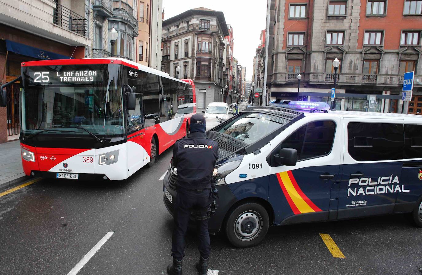 Los agentes de la Policía Nacional han trabajado este lunes para cerciorarse del cumplimiento del Estado de Alarma, después de que el Consejo de Ministros aprobase el pasado domingo el endurecimiento de las medidas de confinamiento. Los controles han llegado incluso a los autobuses urbanos de Gijón. 