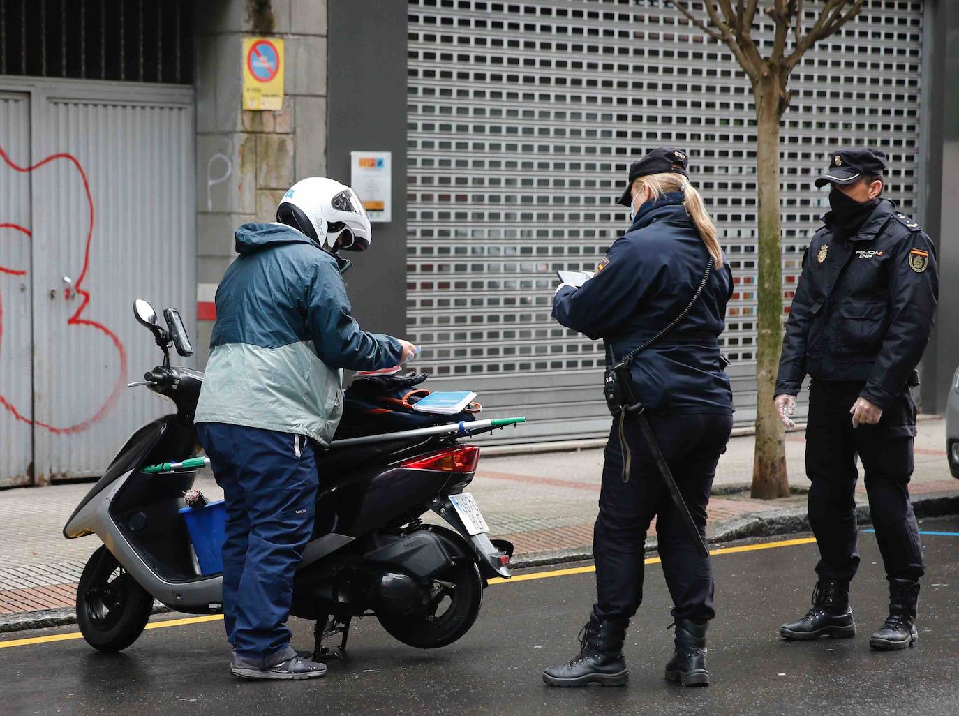 Los agentes de la Policía Nacional han trabajado este lunes para cerciorarse del cumplimiento del Estado de Alarma, después de que el Consejo de Ministros aprobase el pasado domingo el endurecimiento de las medidas de confinamiento. Los controles han llegado incluso a los autobuses urbanos de Gijón. 