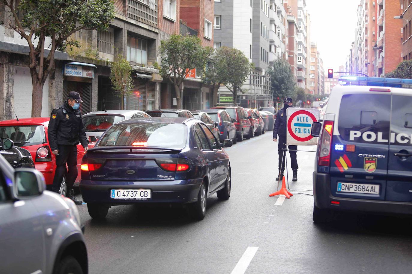 Los agentes de la Policía Nacional han trabajado este lunes para cerciorarse del cumplimiento del Estado de Alarma, después de que el Consejo de Ministros aprobase el pasado domingo el endurecimiento de las medidas de confinamiento. Los controles han llegado incluso a los autobuses urbanos de Gijón. 