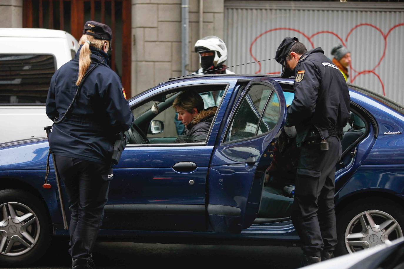 Los agentes de la Policía Nacional han trabajado este lunes para cerciorarse del cumplimiento del Estado de Alarma, después de que el Consejo de Ministros aprobase el pasado domingo el endurecimiento de las medidas de confinamiento. Los controles han llegado incluso a los autobuses urbanos de Gijón. 