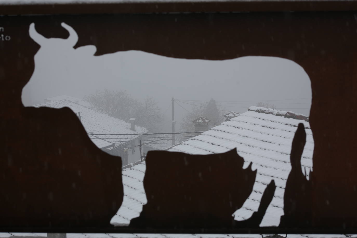 Marzo se despide dejando una imagen poco habitual durante la primavera. Parte del Principado de Asturias ha amanecido bajo un manto de nieve y la previsión meteorológica es que continúe nevando durante la jornada del martes. 