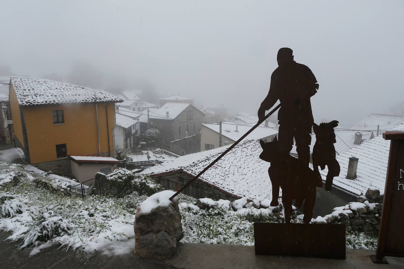 Marzo se despide dejando una imagen poco habitual durante la primavera. Parte del Principado de Asturias ha amanecido bajo un manto de nieve y la previsión meteorológica es que continúe nevando durante la jornada del martes. 
