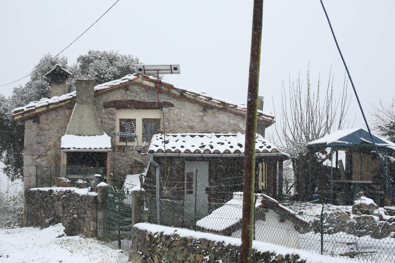 Marzo se despide dejando una imagen poco habitual durante la primavera. Parte del Principado de Asturias ha amanecido bajo un manto de nieve y la previsión meteorológica es que continúe nevando durante la jornada del martes. 