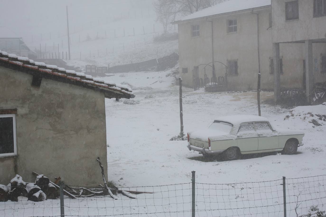 Marzo se despide dejando una imagen poco habitual durante la primavera. Parte del Principado de Asturias ha amanecido bajo un manto de nieve y la previsión meteorológica es que continúe nevando durante la jornada del martes. 